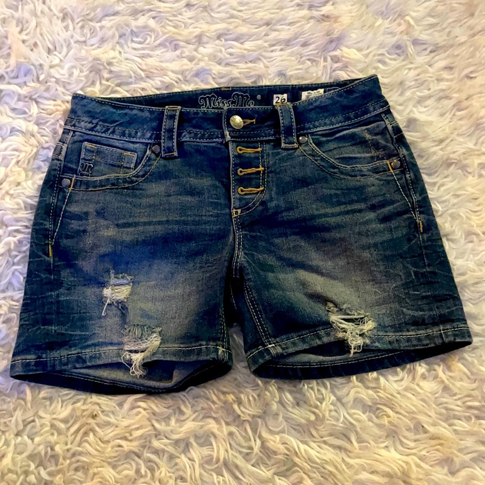 Miss Me distressed jean shorts size 26